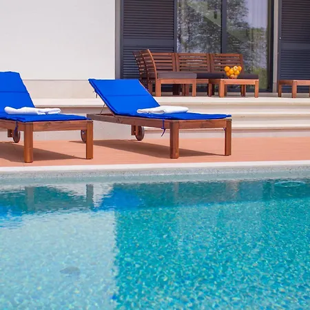 Modern Anna With Outdoor Pool In Visnjan
