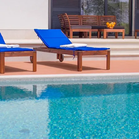 Modern Anna With Outdoor Pool In Villa