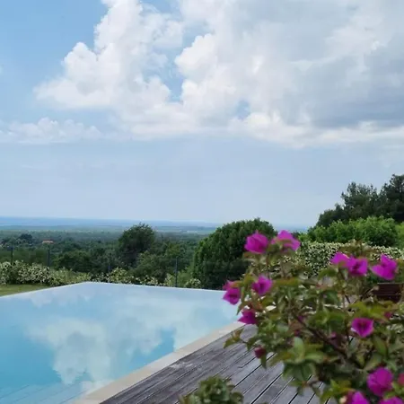 Modern Anna With Outdoor Pool In