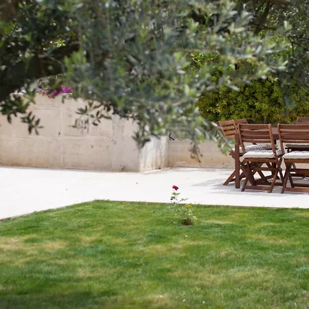 Modern Anna With Outdoor Pool In